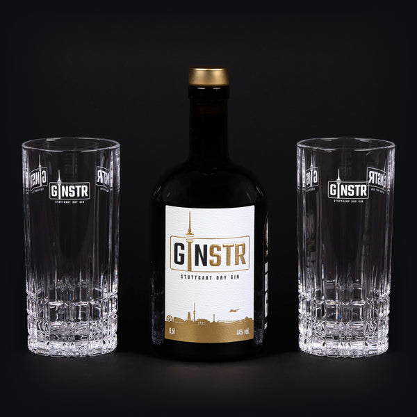 Eine Flasche GINSTR und zwei original GINSTR Kristallgläser